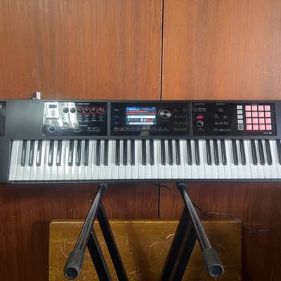Roland FA-07 Music Workstation w/ gig bag power supply