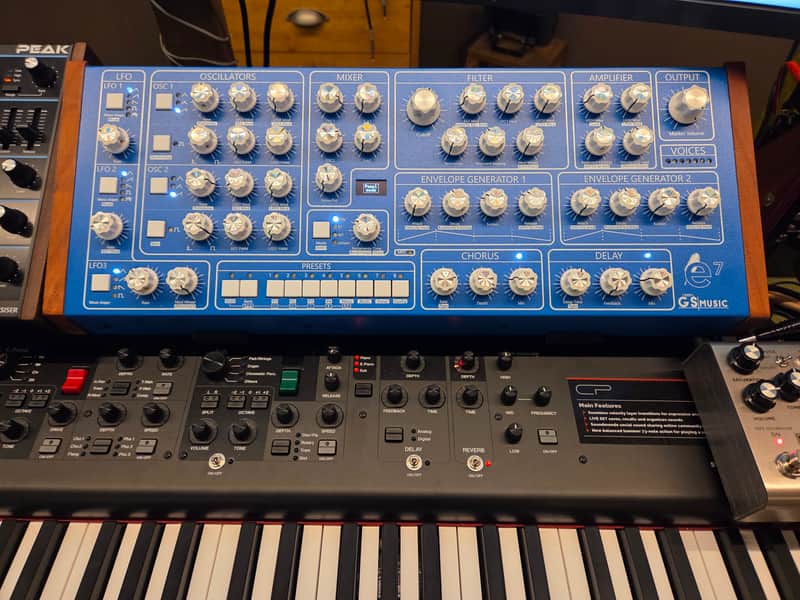 GS-e7 Analog Polyphonic Synthesizer (Blue/White) image 1