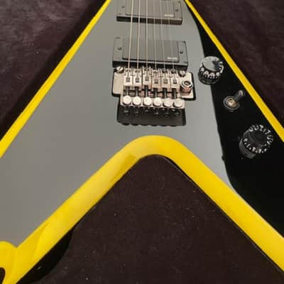 Dean Dime Razorback V 255 Classic Guitar 2007 Dimebag Black with Yellow Bevels EMG 81 85 Active Pickups with 24 Frets and Floyd Rose Tremolo image 2