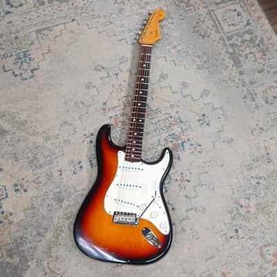Fender AVRI 62' Stratocaster with Original Hardshell Case - 1991 - 3 Tone Sunburst image 2