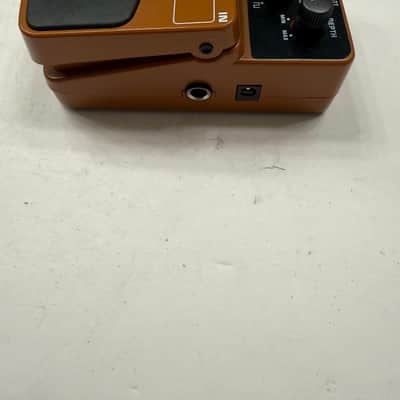 Behringer UT300 Ultra Tremolo Guitar Effect Pedal image 4