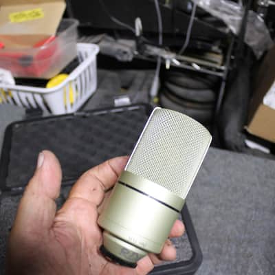 MXL 990/ Condenser Mic with Case and One Mount image 6