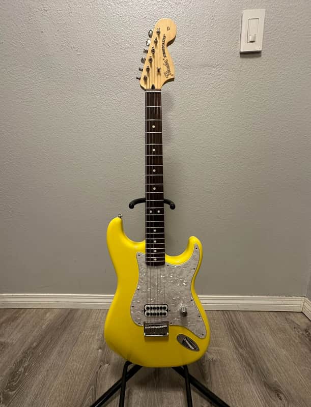 NEW Fender Tom DeLonge Signature Stratocaster 2023 - Graffiti Yellow