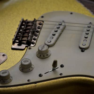 Fender Stratocaster Relic Gold Sparkle Nitro Texas Specials image 4