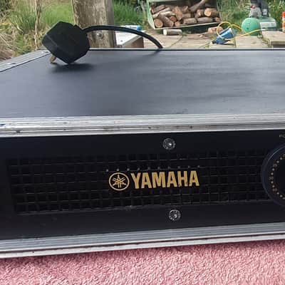 Yamaha CP 2000 high powered Amplifier Very Clean Condition with flight case. image 2