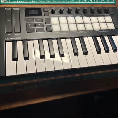 Novation Launchkey Mini 25 MKIV MIDI Keyboard Controller 2024 - Present - Black image 2