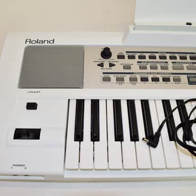 Roland E-09W 61-Key Interactive Arranger Keyboard, White image 3