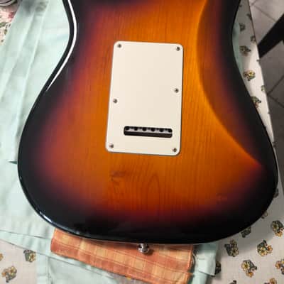 Fender American Elite Stratocaster HSS Shawbucker with Maple Fretboard 2016 - 2019 - 3-Color Sunburst image 4