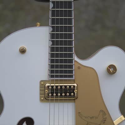 Gretsch G6136TG Players Edition Falcon™ Hollow Body with String-Thru Bigsby® and Gold Hardware - White image 7