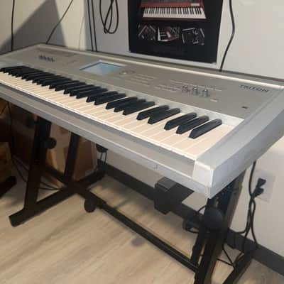 Korg Triton Classic 61-Key Workstation Synthesizer Silver image 2