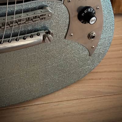 Novo Miris H2 Custom - Relic Ice Blue Metallic Sparkle  Sumpfesche Body, Ebenholz Griffbrett, Fralin PAFs, nur 3,15kg! ​​ 2025 - Ice Blue Metallic Sparkle Aged Relic image 6