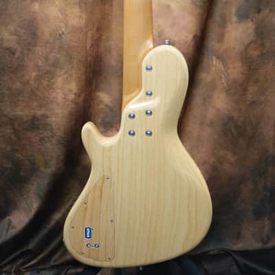Sadowsky MasterBuilt 24-Fret Single Cut Bass, Swamp Ash Body, 5-String - Natural Transparent High Polish image 2