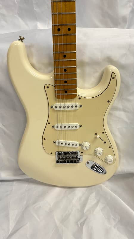 Fender Stratocaster Standard 2015 - Artic White