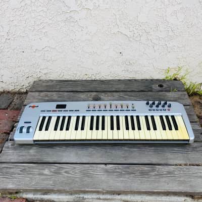 M-Audio Oxygen 49 MKI MIDI Keyboard Controller 2006 - 2009 - Silver image 3