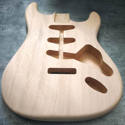 Mahogany light 2 pieces Body Stratocaster Style less than 1.7kilos (-3,75lb), Un image 2