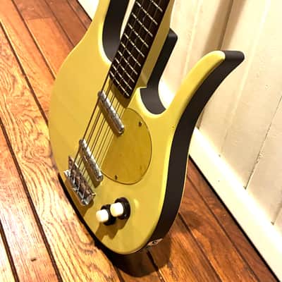 Danelectro Longhorn Bass MIK Late 90s - Yellow with brown sides image 7