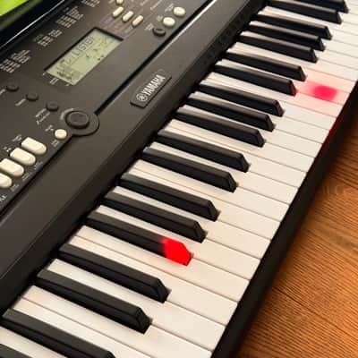 Yamaha EZ220 Lighted Key Portable Digital Piano 2012 - Present - Black image 1