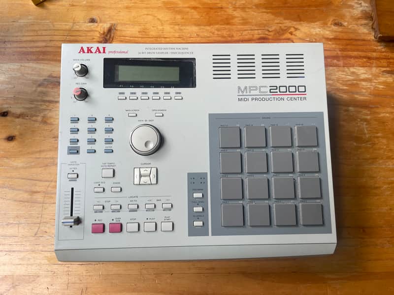 Akai MPC2000 MIDI Production Center 1997 - 2001 - Grey image 1
