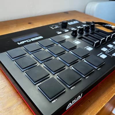 Akai MPD226 2015 - Present - Black image 5