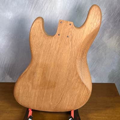 high end Offset Bass Body Unfinished Deep Curly Maple Top / Walnut Accent/ Solid One-piece Mahogany Back- limited Luthier Supply R2 imagen 5