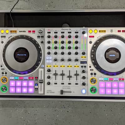 Pioneer DDJ-1000 SRT-W (Limited Edition White)  plus an Odyssey flight case image 5