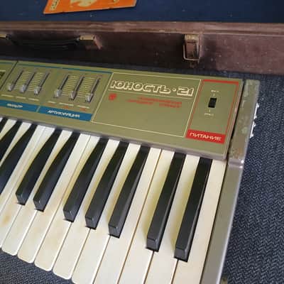 Junost-21 soviet string synthesizer/keytar image 4