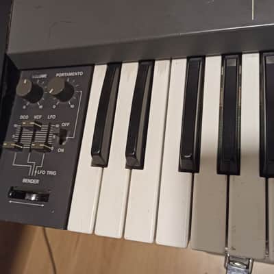 Roland Juno-106 61-Key Programmable Polyphonic Synthesizer Bild 6