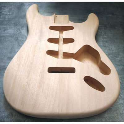 Mahogany light 2 pieces Body Stratocaster Style less than 1.7kilos (-3,75lb), Un image 8