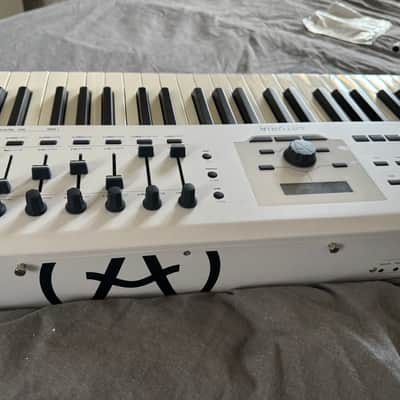Arturia KeyLab 88 MkII MIDI Controller 2019 - Present - White image 14