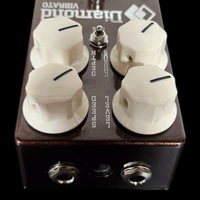 Diamond Vibrato V2 2024 - Present - brown X9383 image 3