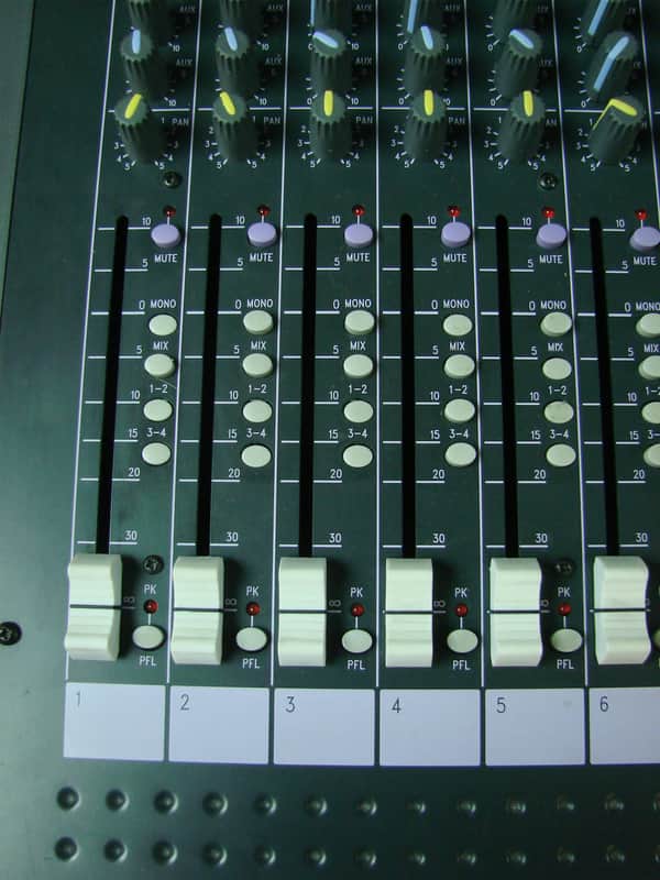 Soundcraft Spirit LX7 32 Input 7 Bus 24 Channel Analog Mixing