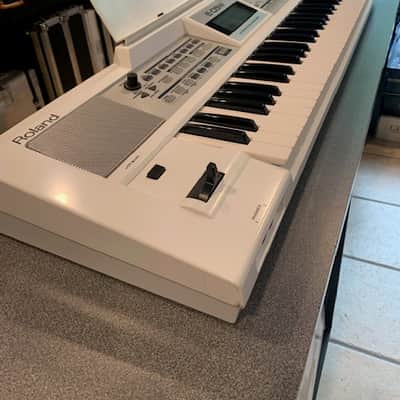 Roland Clavier E-09 61 Notes Interactive Arranger Blanc image 2