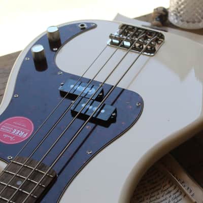 SQUIER "Classic Vibe '60s Precision Bass Olympic White" 4, 04 KG image 3