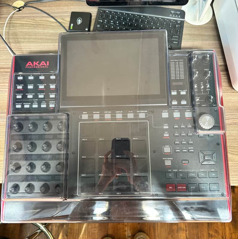 Akai MPCX Sampler / Sequencer Desktop Workstation with fitted SKB Case, DeckSaver, extra internal Hard Drive, $600 of Sounds, and printed custom tutorial guidebook Bild 1