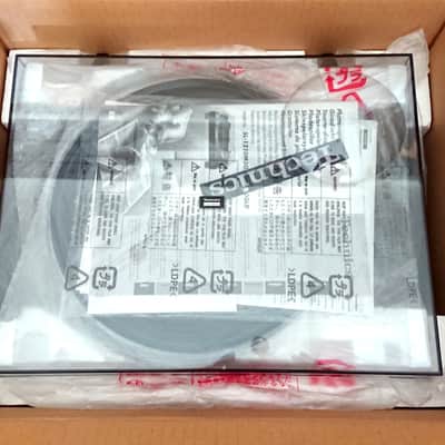 Technics SL-1210M5G (new in the box + 2 original dust covers) - Black image 12