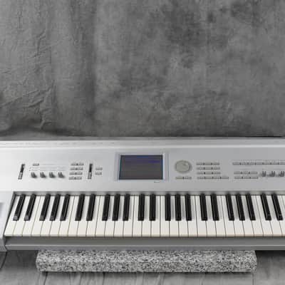 KORG TRITON 61-Key Music Workstation Synthesizer in Very Good condition image 2