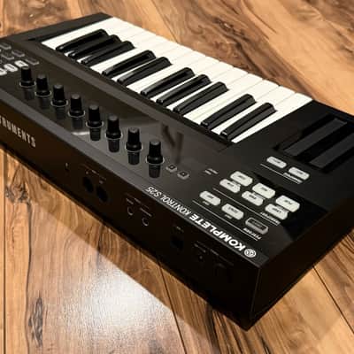 Native Instruments Komplete Kontrol S25 2010s - Black image 3
