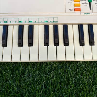 Casio PT-90 32-Key Mini Synthesizer 1980s - White image 3