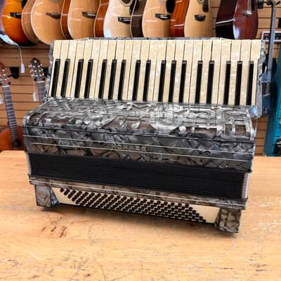 Hohner 41-Key Vintage Accordion image 2