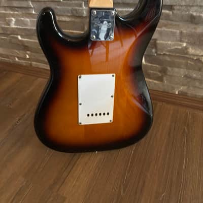 Squier Affinity Series Stratocaster with Indian Laurel Fretboard 2021 - Present - 3-Tone Sunburst image 3