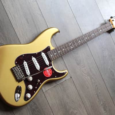 SQUIER "Limited Edition  Squier  Limited Edition Classic Vibe™ 60s Stratocaster®, Laurel Fingerboard, Aztec Gold" 3, 26 KG