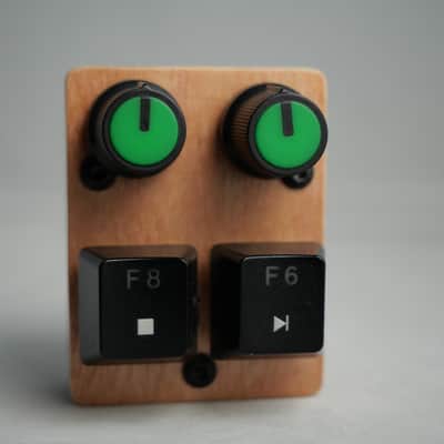 useMidi madMidiMini 2025 with 2 Note Buttons 2 Potentiometers and LEDs image 3