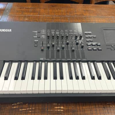 Yamaha Motif XF 8 Production Synthesizer Keyboard Piano image 2
