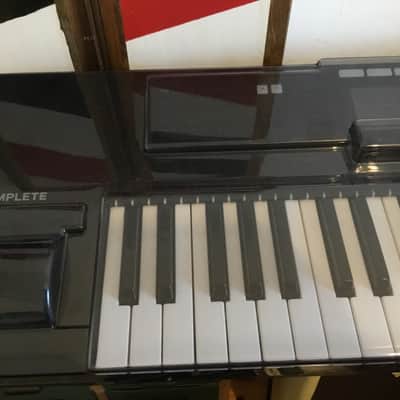Native Instruments Komplete Kontrol S49 Mk2 2021 - Black + K13+ Decksaver + Hardcase Swam Flight S49 image 6