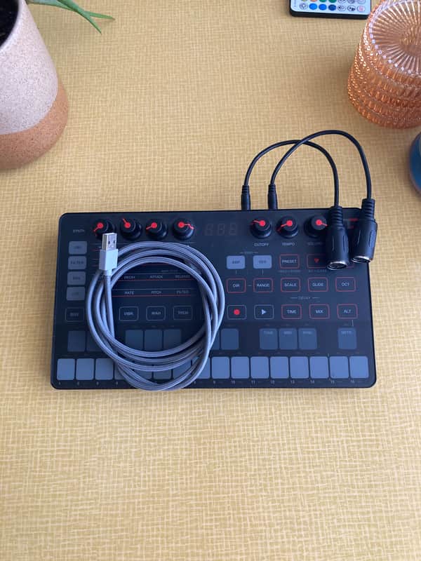 IK Multimedia UNO Analog Synth
