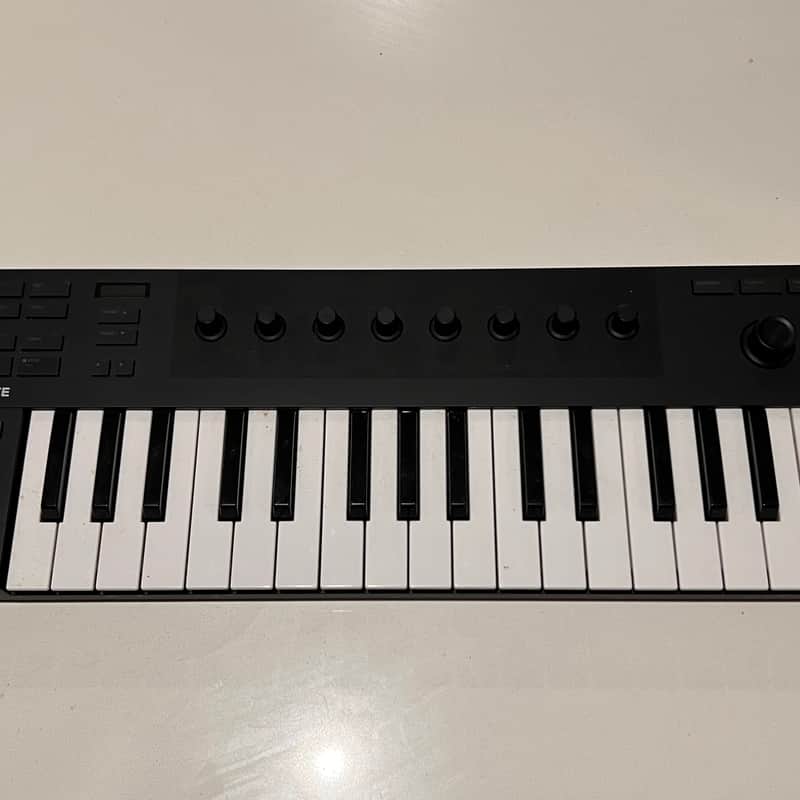 2019 Native Instruments Komplete Kontrol M32 Black