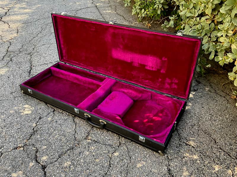 VINTAGE LATE 60'S / EARLY 70'S GIBSON SG STYLE HARD CASE IN VERY GOOD CONDITION image 1