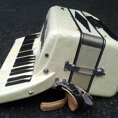 Bellini Accordion 41 Key 120 Base with Case image 5