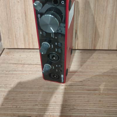 Focusrite Scarlett 2i2 2nd Gen USB Audio Interface 2016 - 2018 - Red / Black image 3