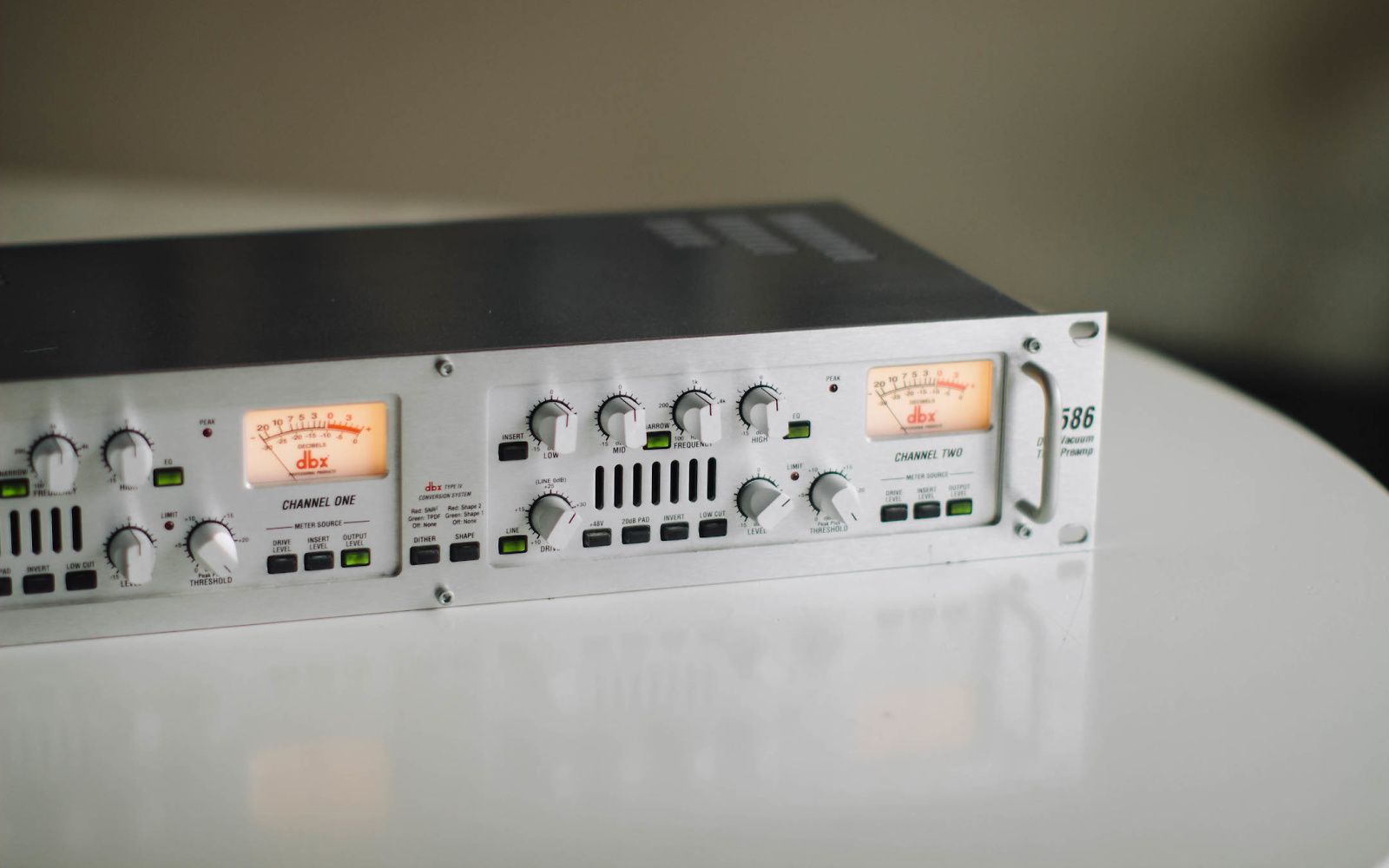 生産完了品 DBX 386 Dual Vacuum Tube Preamp DBX 386 DUAL CHANNEL TUBE MIC PREAMP, WITH 24-BIT 96K AD CONVERTER